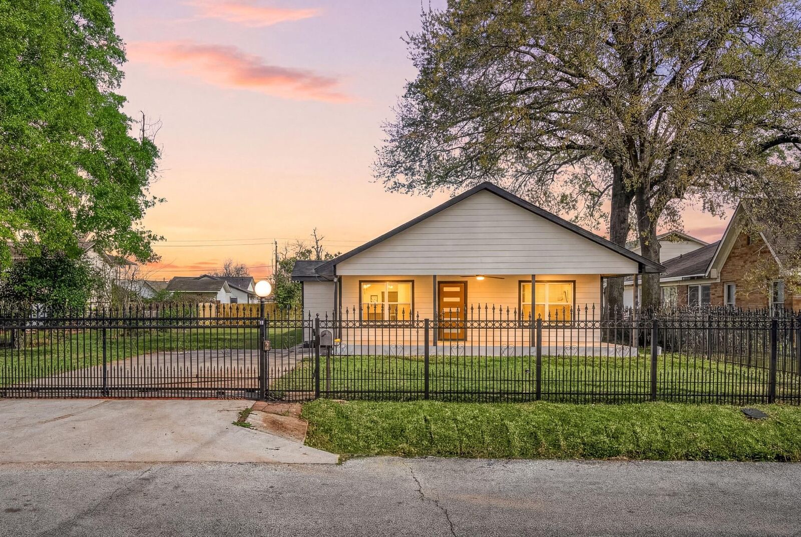 Property Photo:  1003 Reid Street  TX 77022 