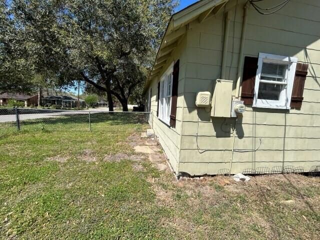 Property Photo: 400 N Stevenson Street TX 77434