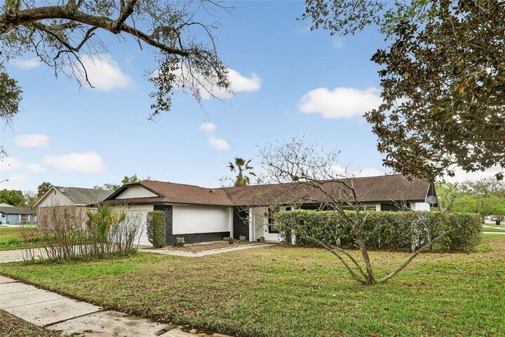 Property Photo: 9823 Balmoral Circle FL 32817