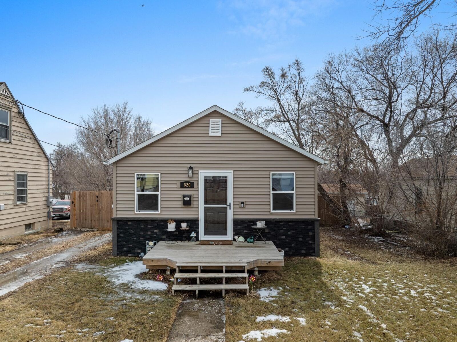 Property Photo:  820 NE 9th Ave  ND 58703 