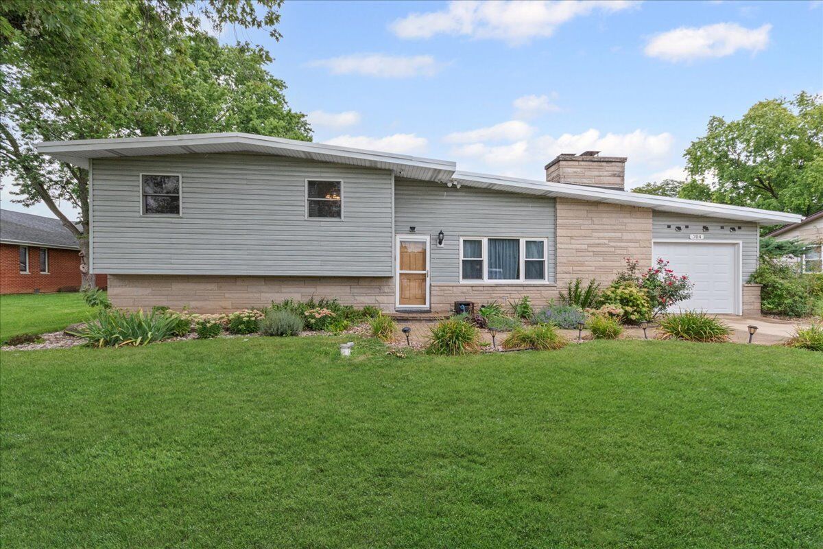 Property Photo: 704 Helene Street IL 60404