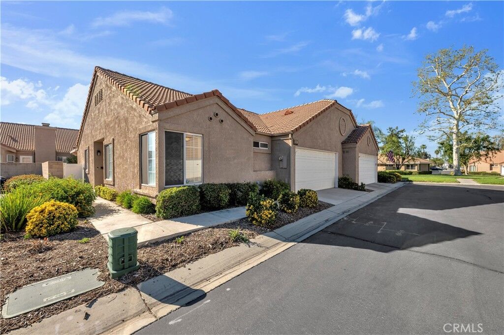 Property Photo: 967 Woodland CA 92545