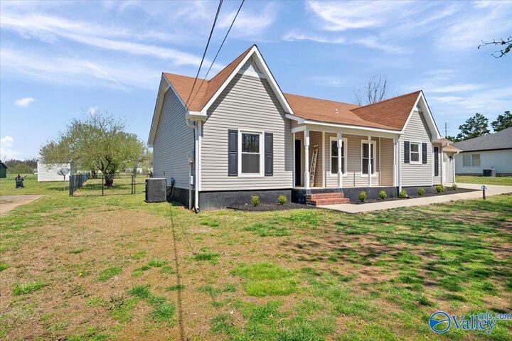 Property Photo: 1027 Walker Lane AL 35761