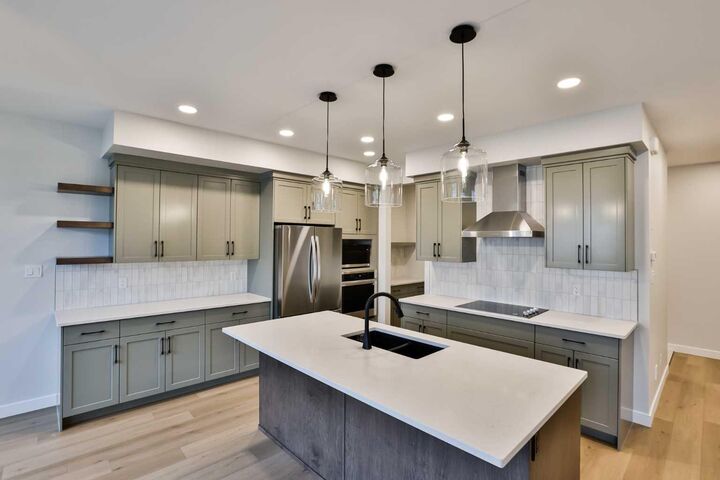Property Photo: 668 Devonia Road W AB T1J 5W3