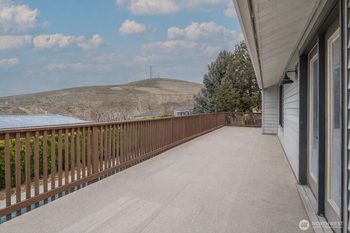 Property Photo:  914  Roosevelt Boulevard  WA 98823 