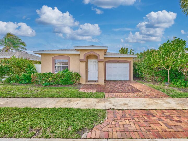 Property Photo: 556 E Ridge Cir Circle N FL 33435