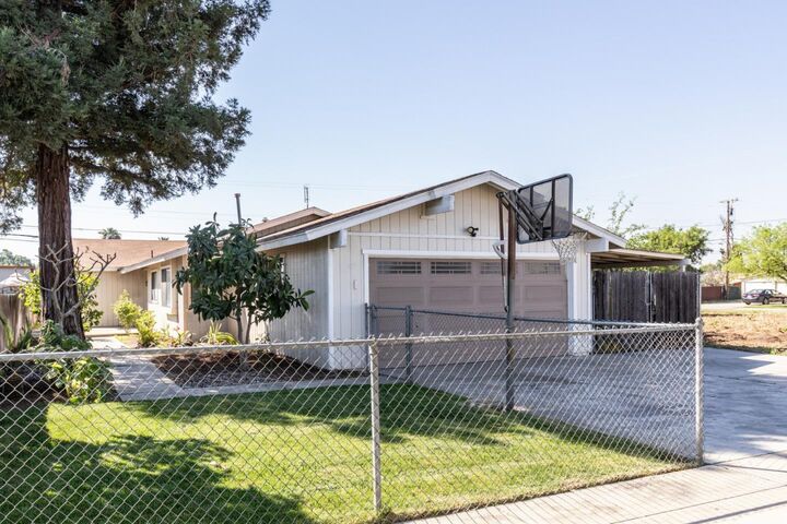 Property Photo:  377 West Alluvial Avenue  CA 93650 
