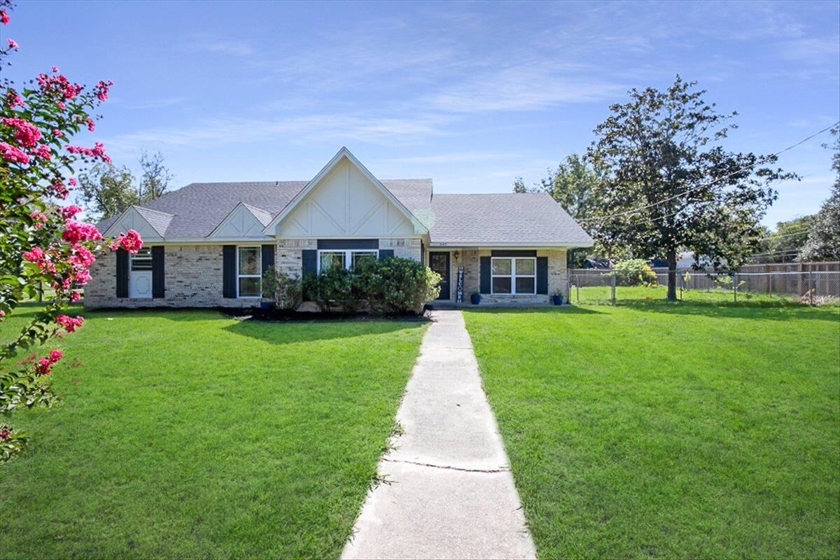 Property Photo:  545 Elm  TX 77659 