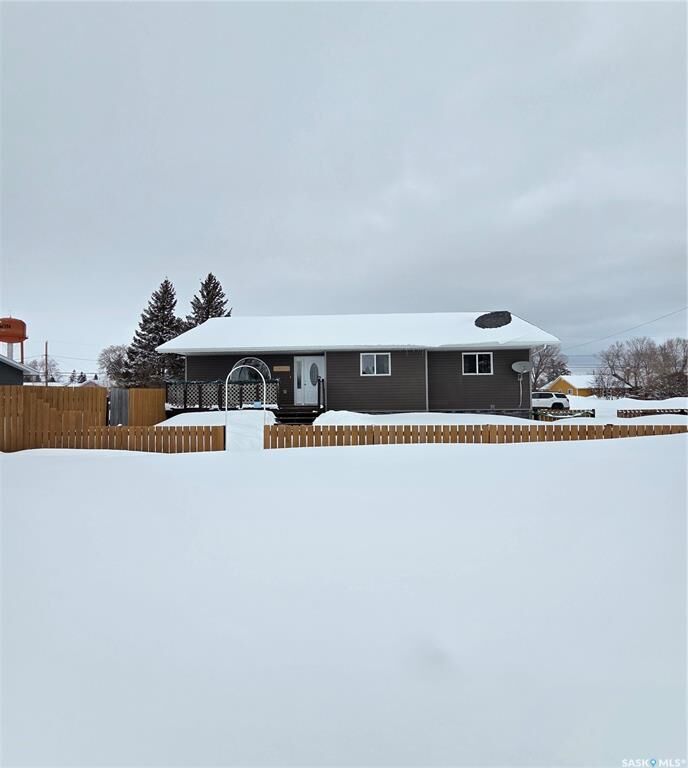 Property Photo:  401 6th Avenue W  SK S0E 1E0 
