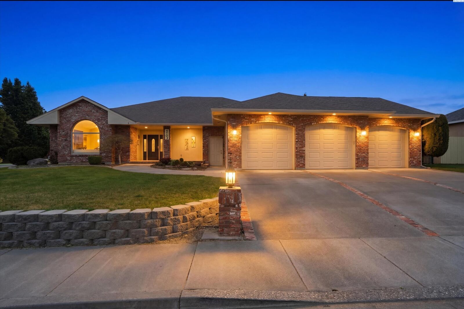 Property Photo:  4703 W 20th Ave  WA 99338 