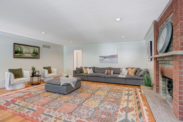 Photo de la propriété:  52 Ranee Avenue  ON M6A 1M9 