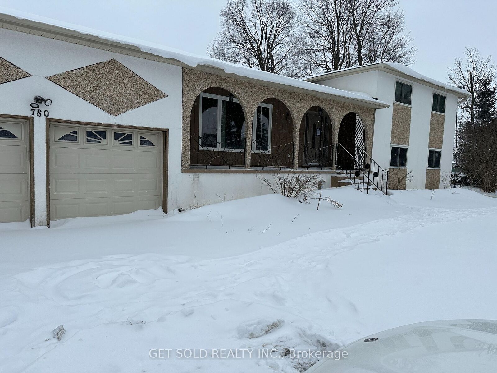 Property Photo: 780 Essa Road E ON L4N 9E9