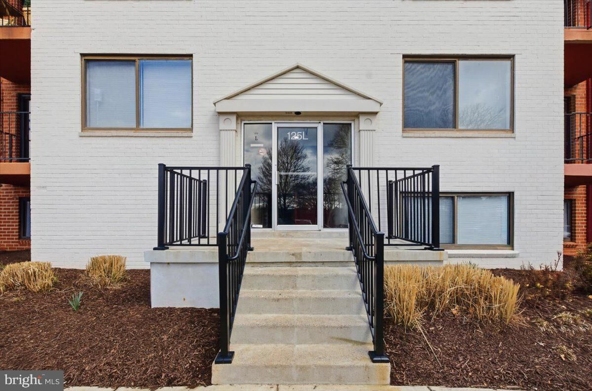 Property Photo: 125 Clubhouse Drive L SW 9 VA 20175