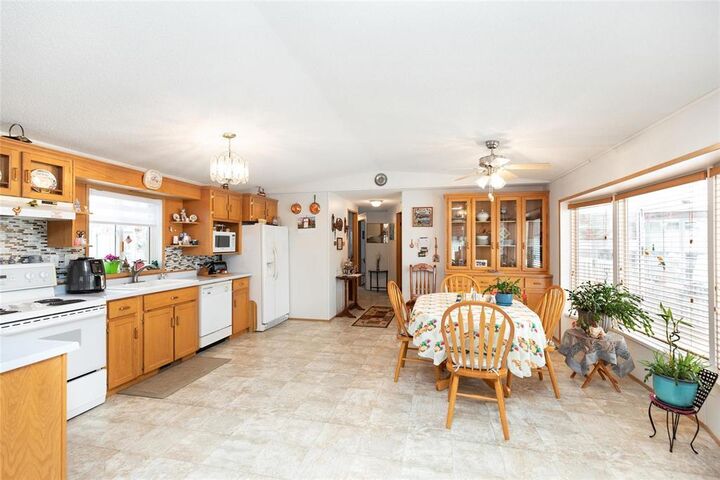 Property Photo: 60 Village Drive MB R5H 1H6