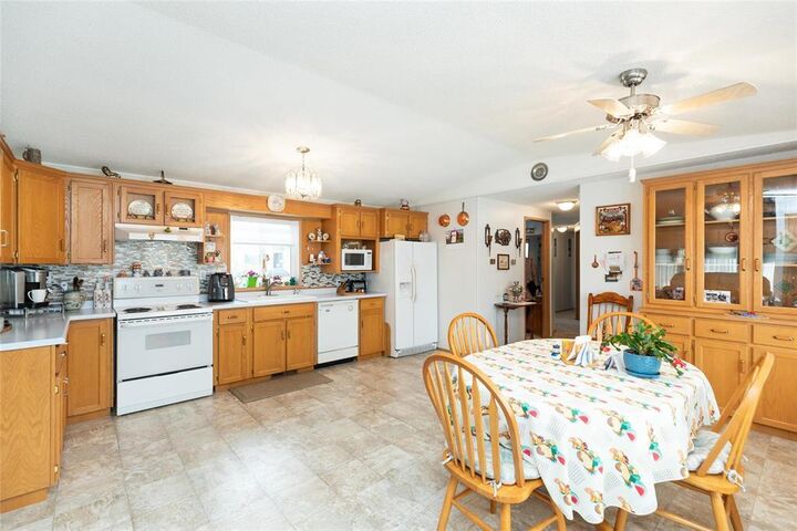 Property Photo:  60 Village Drive  MB R5H 1H6 