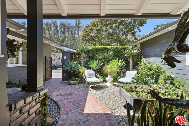 Property Photo:  1400 Jonesboro Dr  CA 90049 