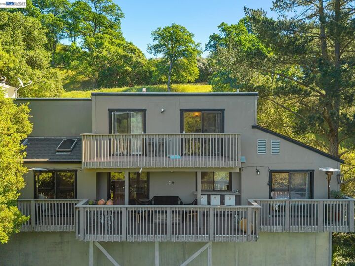 Property Photo: 44 Hagen Oaks Ct CA 94507