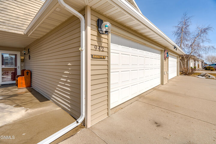 Property Photo: 942 Canada Avenue ND 58503