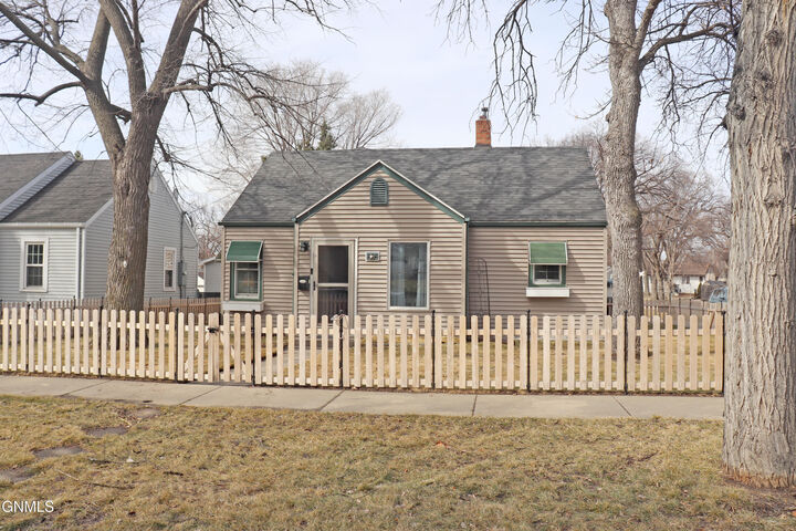 Property Photo: 828 10th Street ND 58501