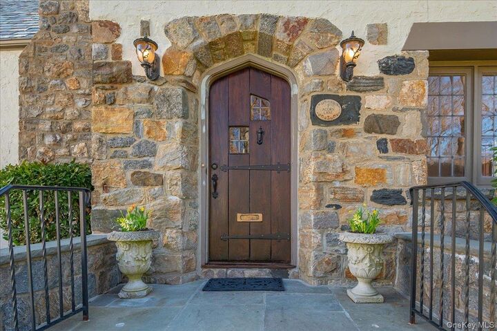 Property Photo:  7 Acorn Lane  NY 10538 