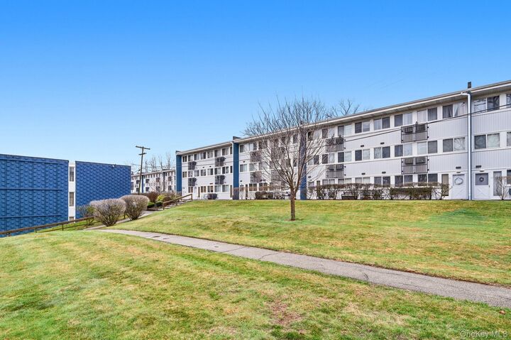 Property Photo:  2 Wyndover Woods Lane 18  NY 10603 