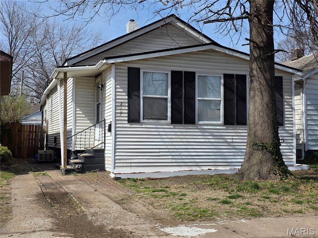 Property Photo:  2107 Monroe Street  IL 62040 