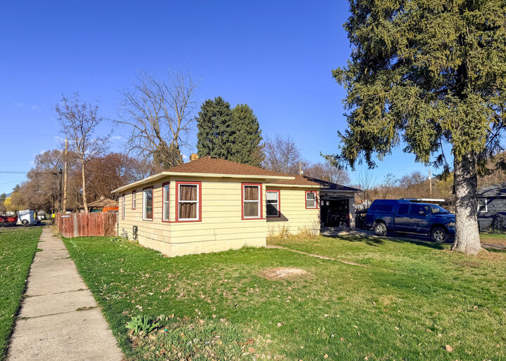 Property Photo:  780 S Larch St  WA 99141 