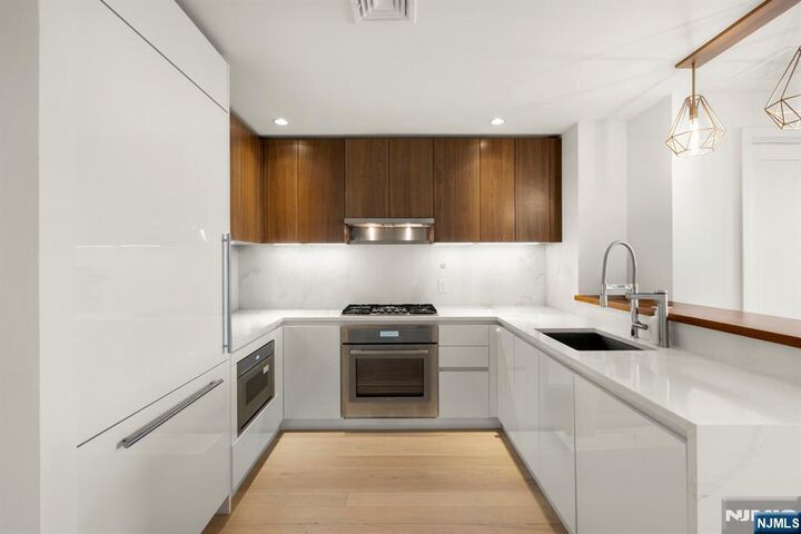 Property Photo:  1000 Maxwell Lane 8A  NJ 07030 