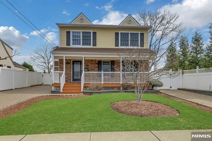 Property Photo:  488 Fairlawn Parkway  NJ 07663 