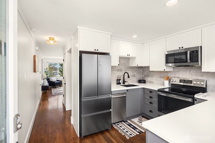 Property Photo: 4243 Palatine Avenue N WA 98103