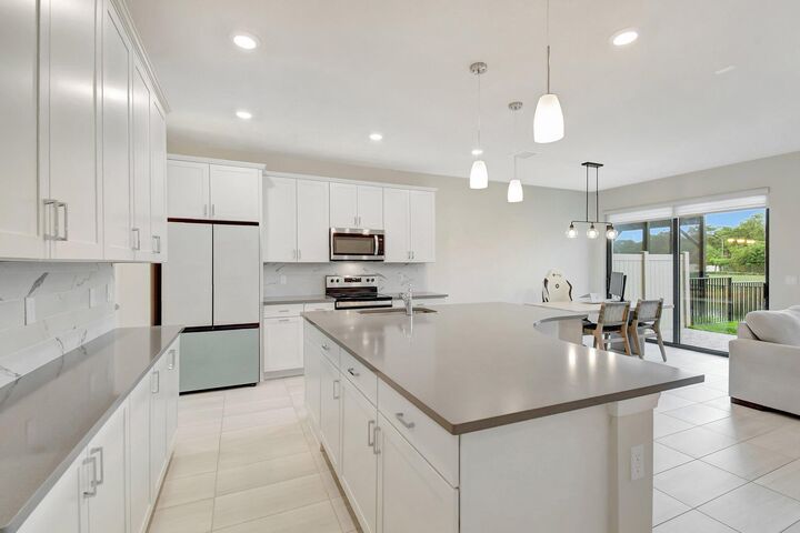 Property Photo:  2138 S Appleton Cir Circle S  FL 33309 