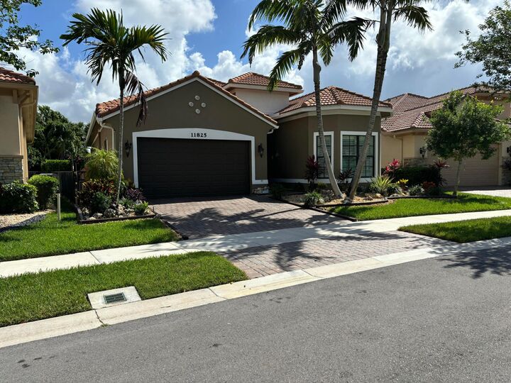 Property Photo: 11825 N Kalmar Cir Circle N FL 33076