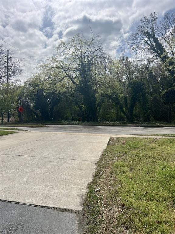 Property Photo:  601 Thole St  VA 23505 