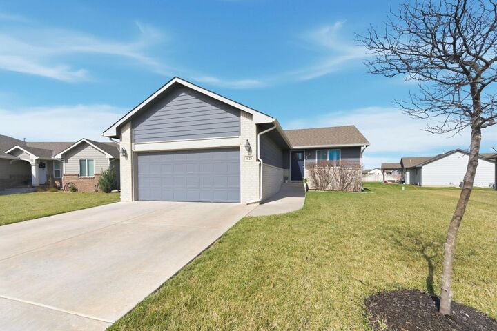 Property Photo:  1621 N Thoroughbred St  KS 67235 