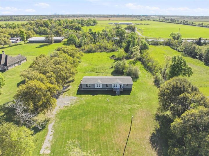 Property Photo:  2038 N Beglis Parkway N  LA 70663 