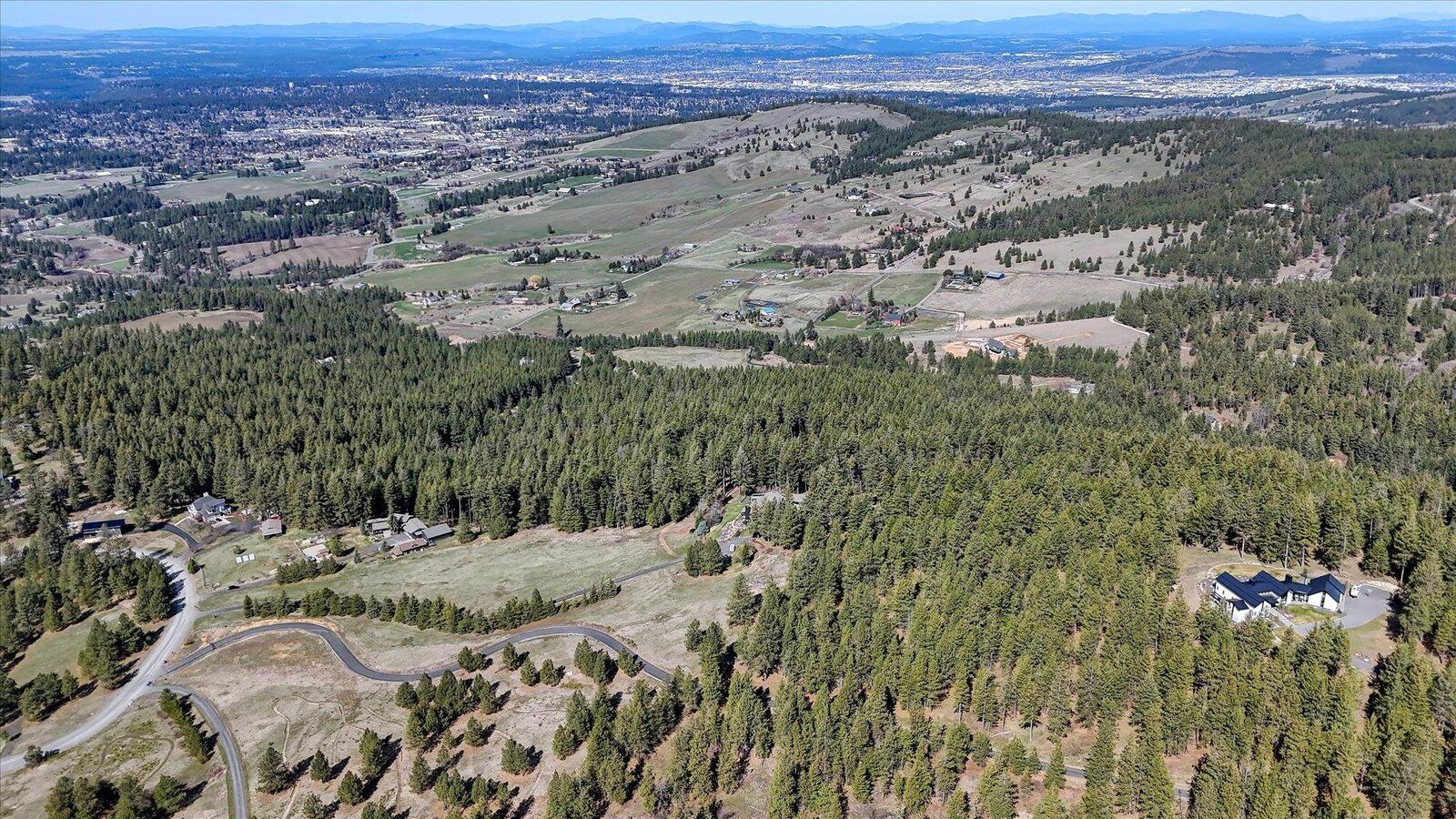 Property Photo: 6707 E Sagewood Ln WA 99223