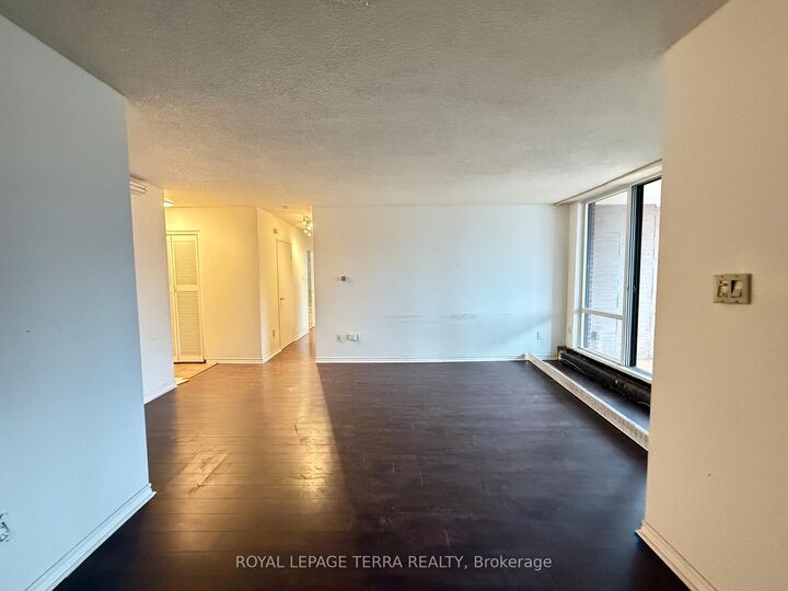 Property Photo: 1615 Bloor Street E 305 ON L4X 1S2