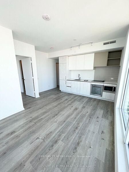 Property Photo:  1000 Portage Parkway 3711  ON L4K 0L1 