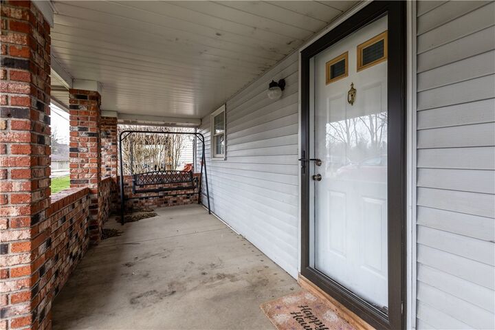 Property Photo:  418 Cardinal Dr  PA 15317 