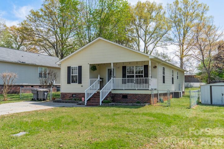 Property Photo:  1015 S Walnut Street  NC 28081 