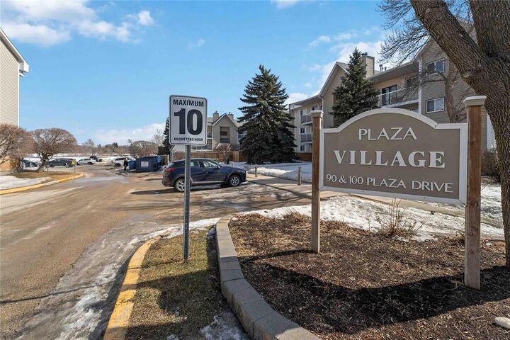 Property Photo:  90 Plaza Drive  MB R3T 5K8 