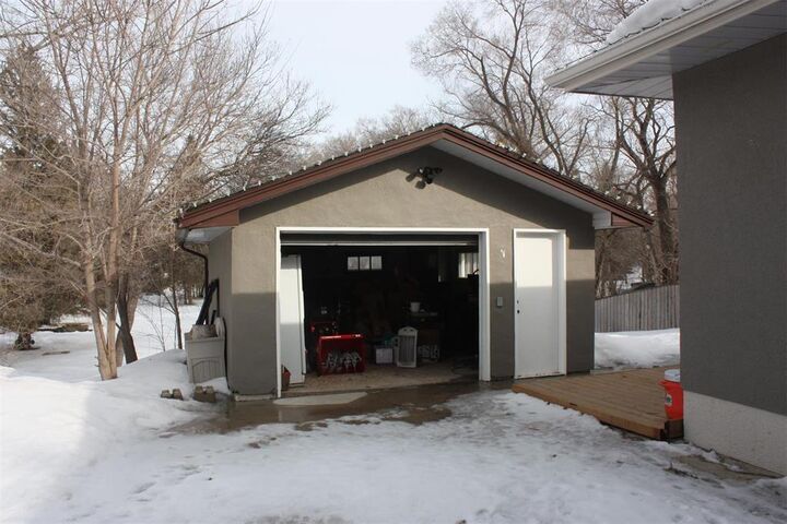 Property Photo: 20 Deepdale Boulevard MB R4A 2A6