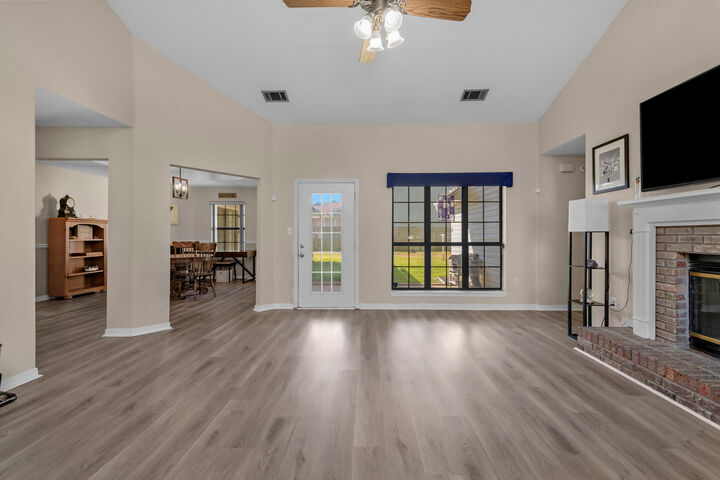 Property Photo: 424 Northampton Circle FL 32547