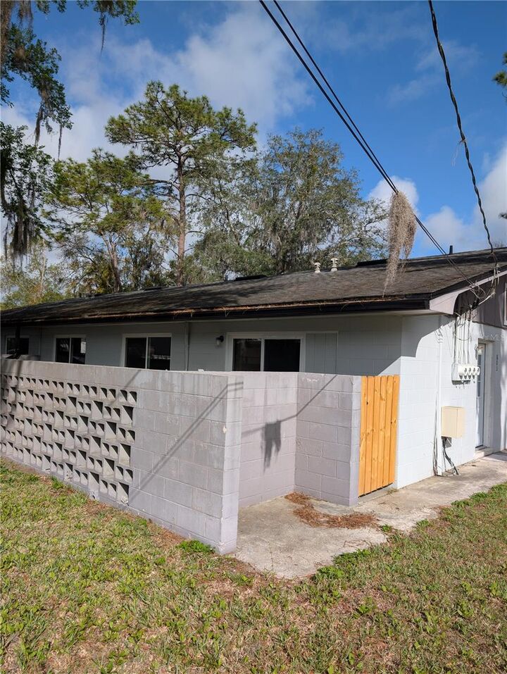 Property Photo:  805 NW 40th Avenue  FL 32609 