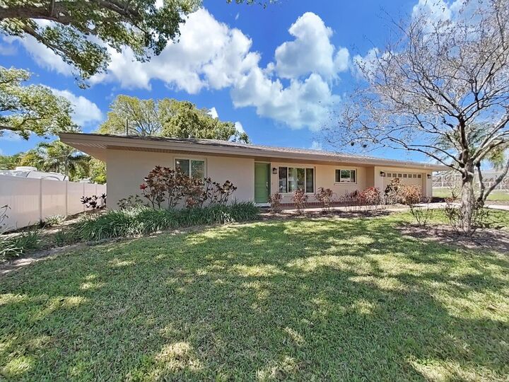 Property Photo: 1100 Canterbury Road FL 33764