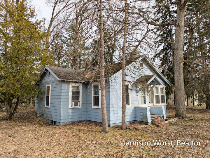 Property Photo:  48 S Kenwood Street  MI 49442 