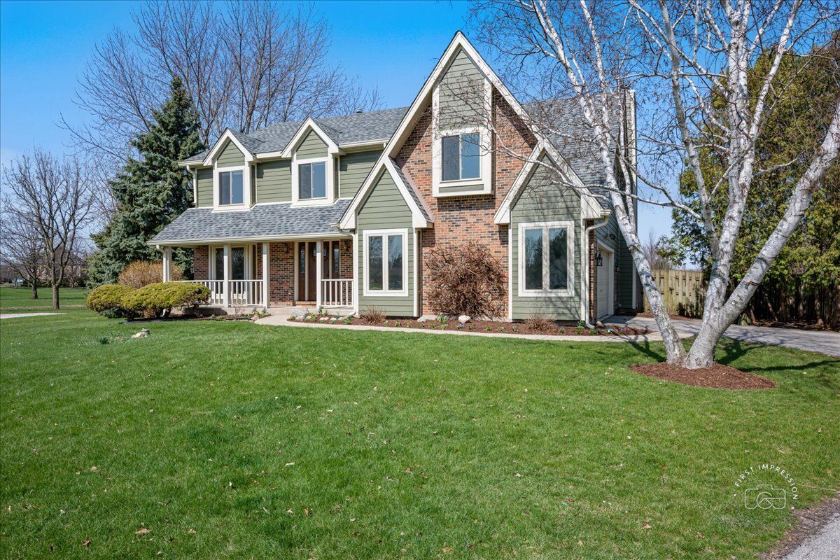 Property Photo:  2S904 Heritage Glen Court  IL 60510 