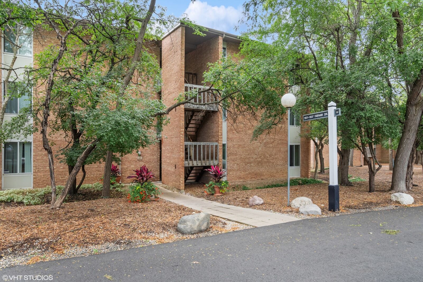 Property Photo:  1601 Fairway Drive 2G  IL 60532 