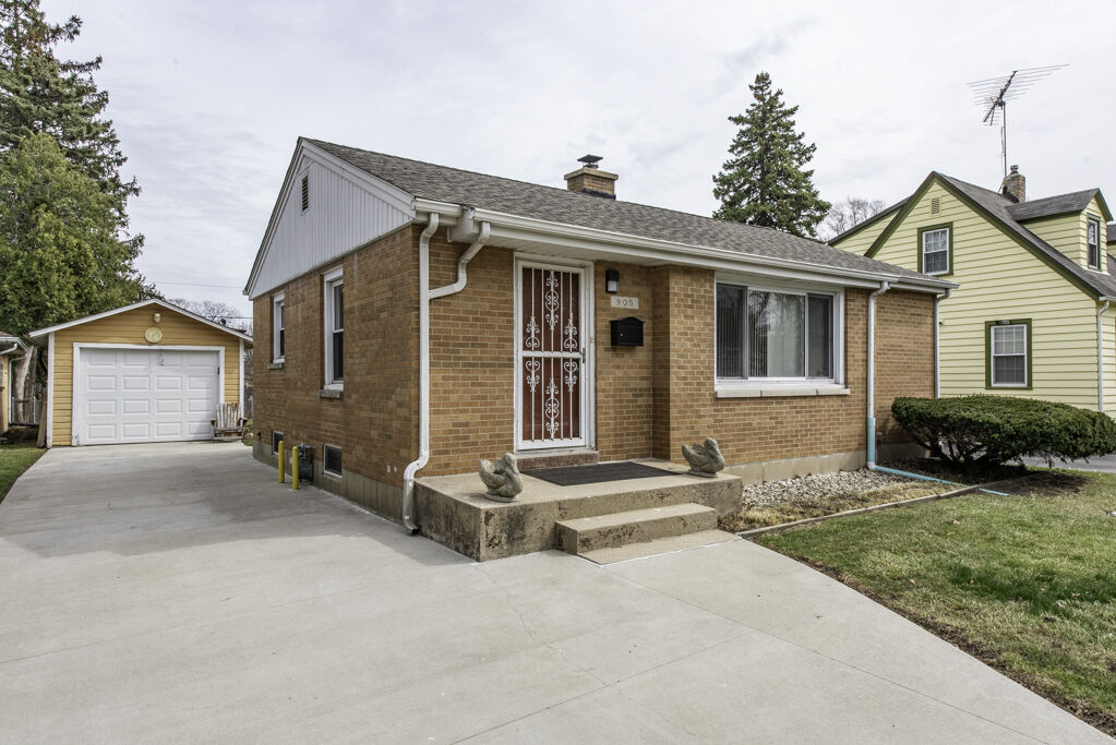 Property Photo: 905 Glenwood Avenue IL 60085