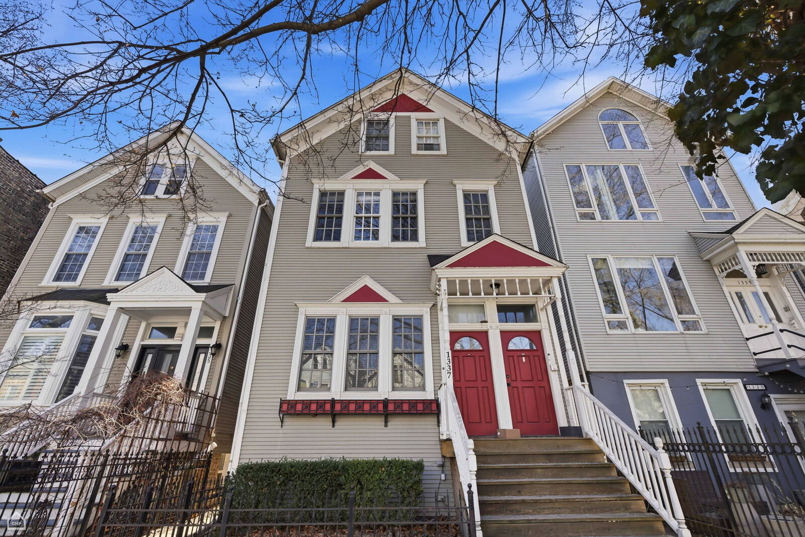 Property Photo:  1337 W Barry Avenue  IL 60657 